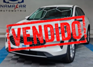 Camioneta SUV Ford Escape año 2022 seminueva en color blanco con sello rojo de VENDIDO al frente, vista exterior frontal en ángulo de tres cuartos izquierda exhibida en Namacar Automotriz.