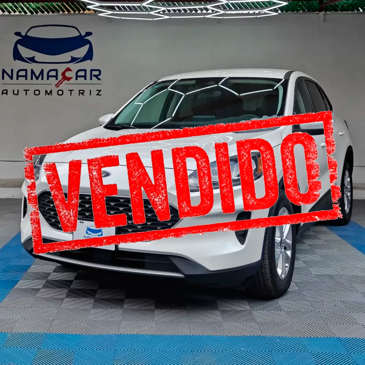 Camioneta SUV Ford Escape año 2022 seminueva en color blanco con sello rojo de VENDIDO al frente, vista exterior frontal en ángulo de tres cuartos izquierda exhibida en Namacar Automotriz.