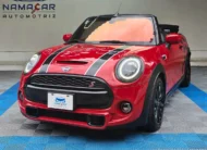 Mini Cooper S Convertible Hot Chili 2021 seminuevo en color gris, vista exterior de perfil lateral derecho completo con fondo negro en Namacar.
