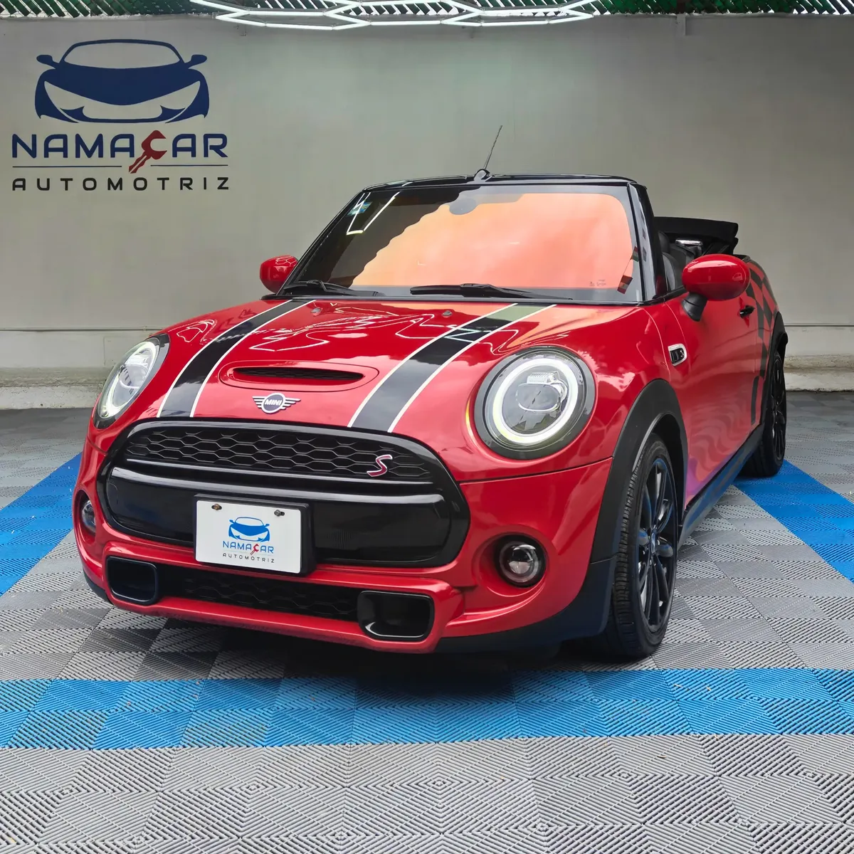 Mini Cooper S Convertible Hot Chili 2021 seminuevo en color gris, vista exterior de perfil lateral derecho completo con fondo negro en Namacar.