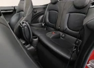 Tablero digital, volante deportivo y consola central de un Mini Cooper S Convertible Hot Chili 2021 seminuevo, vista interior frontal detallada en Namacar Automotriz.