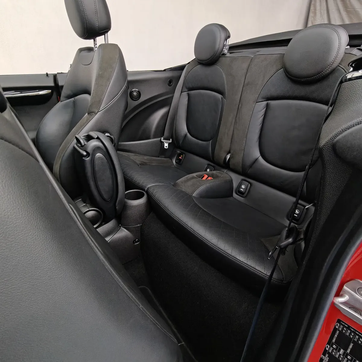 Tablero digital, volante deportivo y consola central de un Mini Cooper S Convertible Hot Chili 2021 seminuevo, vista interior frontal detallada en Namacar Automotriz.