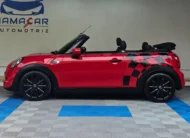 Mini Cooper S Convertible Hot Chili 2021 seminuevo color rojo con franjas negras, vista exterior de frente tres cuartos derecha en Namacar Automotriz.
