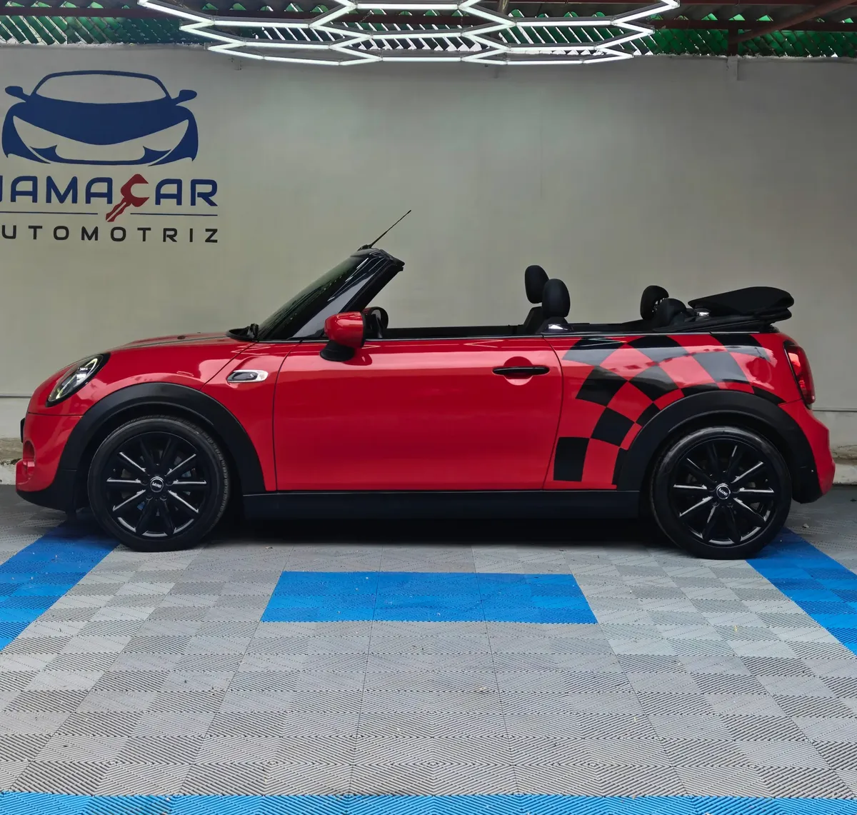 Mini Cooper S Convertible Hot Chili 2021 seminuevo color rojo con franjas negras, vista exterior de frente tres cuartos derecha en Namacar Automotriz.