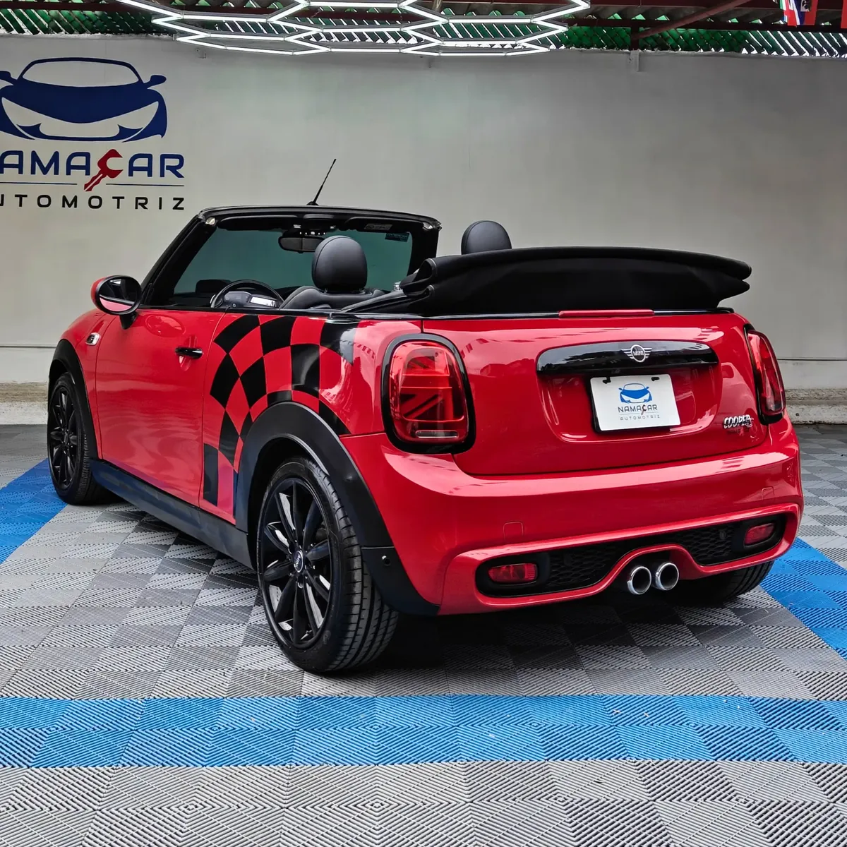 Mini Cooper S Convertible Hot Chili 2021 seminuevo color rojo, vista exterior trasera de tres cuartos izquierda en Namacar Automotriz.