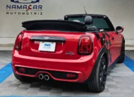 Mini Cooper S Convertible Hot Chili 2021 seminuevo color rojo, vista exterior trasera de tres cuartos derecha en exhibición dentro de Namacar Automotriz.