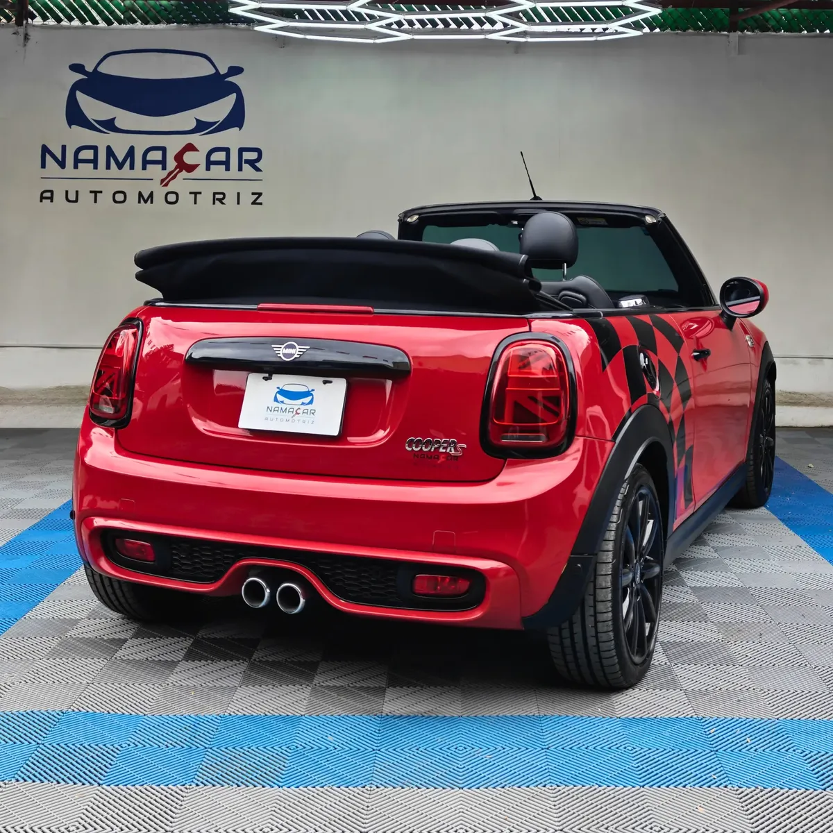 Mini Cooper S Convertible Hot Chili 2021 seminuevo color rojo, vista exterior trasera de tres cuartos derecha en exhibición dentro de Namacar Automotriz.