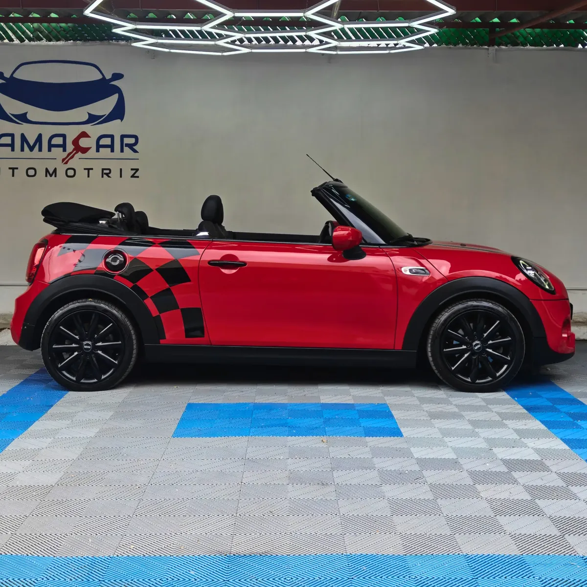 Mini Cooper S Convertible Hot Chili 2021 seminuevo en color rojo, vista exterior de perfil lateral derecho completo con la capota abierta en Namacar Automotriz.