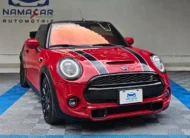 Mini Cooper S Convertible Hot Chili 2021 seminuevo color rojo, vista exterior de frente tres cuartos izquierda en el showroom de Namacar Automotriz.