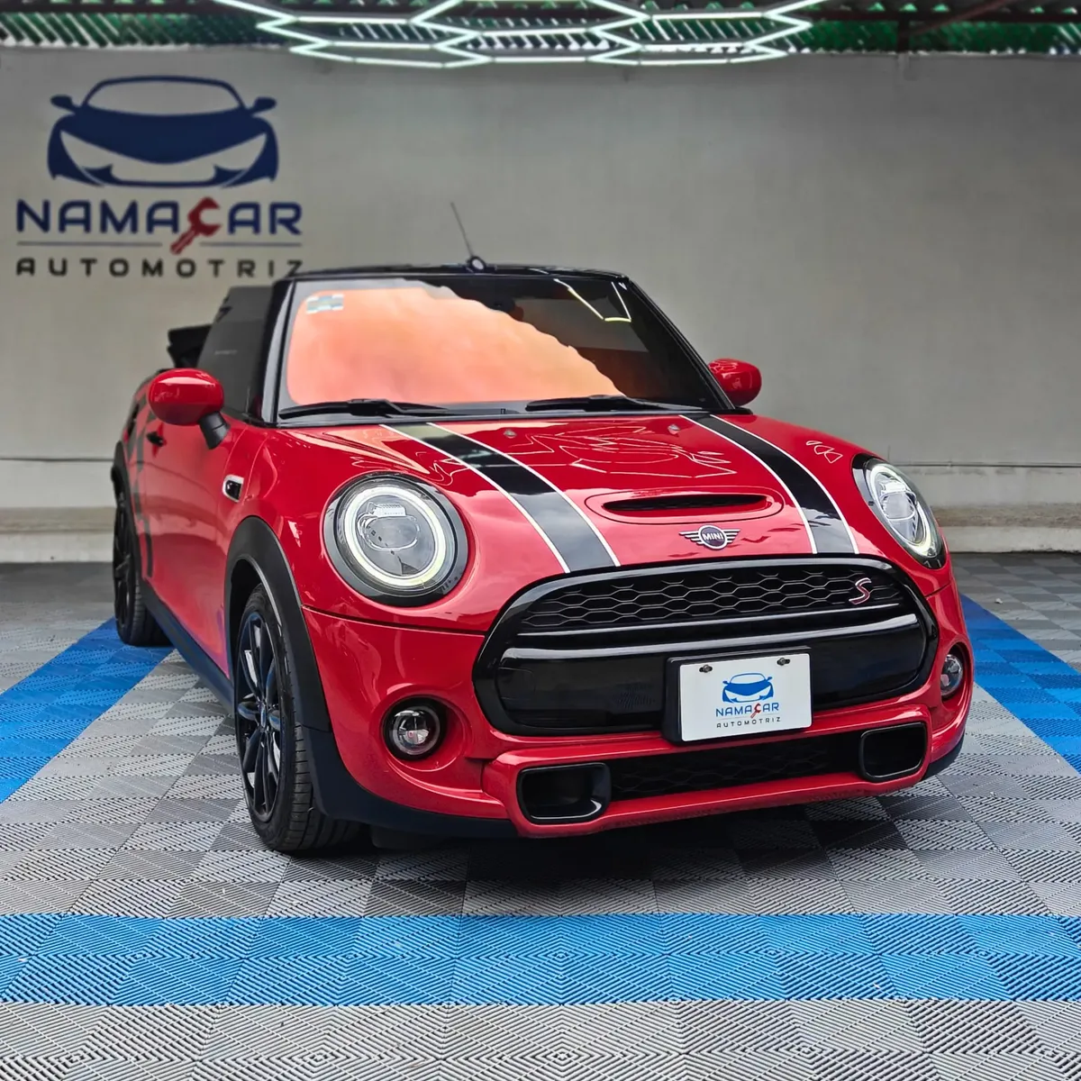 Mini Cooper S Convertible Hot Chili 2021 seminuevo color rojo, vista exterior de frente tres cuartos izquierda en el showroom de Namacar Automotriz.