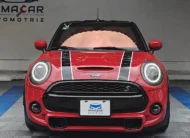 Mini Cooper S Convertible Hot Chili 2021 seminuevo color rojo, vista exterior frontal completa y directa frente al muro de Namacar Automotriz.
