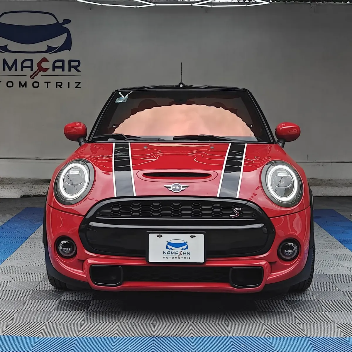 Mini Cooper S Convertible Hot Chili 2021 seminuevo color rojo, vista exterior frontal completa y directa frente al muro de Namacar Automotriz.