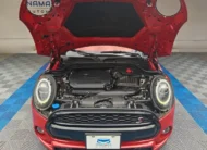 Mini Cooper S Convertible Hot Chili 2021 seminuevo color rojo con el cofre abierto mostrando el motor, vista exterior frontal en Namacar Automotriz.