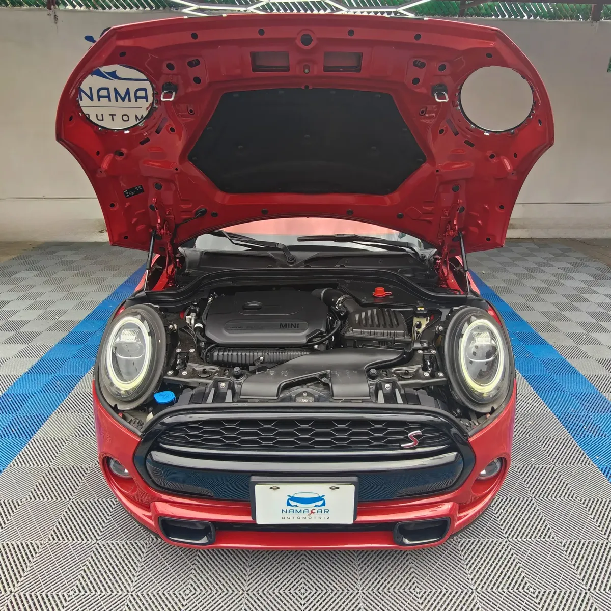 Mini Cooper S Convertible Hot Chili 2021 seminuevo color rojo con el cofre abierto mostrando el motor, vista exterior frontal en Namacar Automotriz.