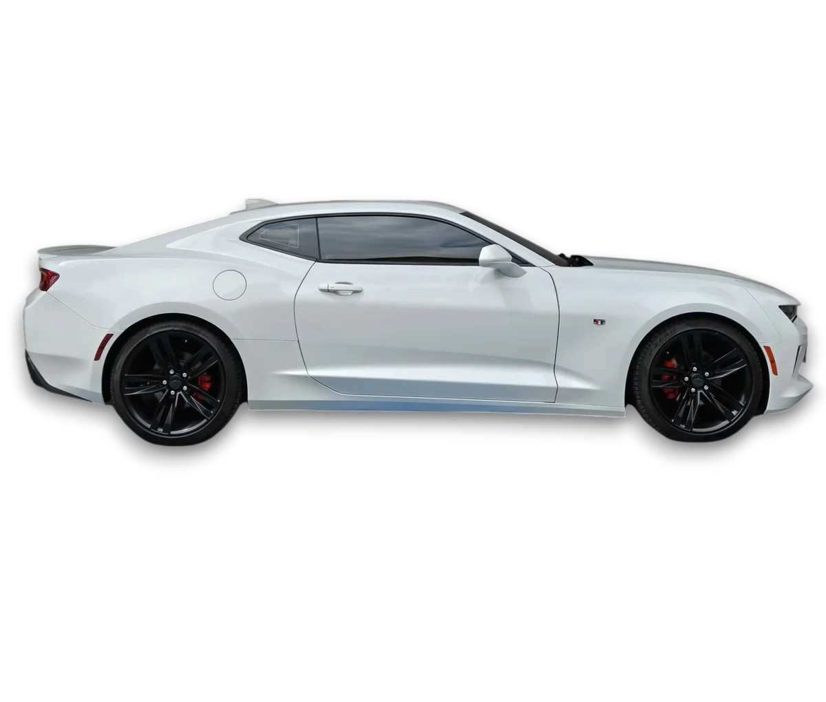 Chevrolet Camaro RS 3.6 V6 AT 2018 seminuevo en color blanco, vista exterior de perfil lateral derecho completo con fondo negro en Namacar.