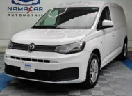 Van de carga Volkswagen Caddy 2.0 Maxi TDI MT 2022 seminueva en color blanco, vista exterior frontal en ángulo de tres cuartos derecha expuesta en Namacar Automotriz.