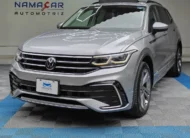 SUV deportiva Volkswagen Tiguan 1.4 R-Line 2022 seminueva en color plata, vista exterior frontal en ángulo de tres cuartos izquierda expuesta en Namacar Automotriz.
