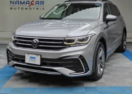 SUV deportiva Volkswagen Tiguan 1.4 R-Line 2022 seminueva en color plata, vista exterior frontal en ángulo de tres cuartos izquierda expuesta en Namacar Automotriz.
