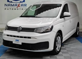 Van de carga Volkswagen Caddy 2.0 Maxi TDI MT 2022 seminueva en color blanco, vista exterior frontal en ángulo de tres cuartos derecha expuesta en Namacar Automotriz.
