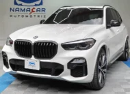 SUV de lujo BMW X5 2021 seminueva en color blanco, vista exterior frontal en ángulo de tres cuartos izquierda exhibida en Namacar Automotriz.