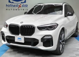 SUV de lujo BMW X5 2021 seminueva en color blanco, vista exterior frontal en ángulo de tres cuartos izquierda exhibida en Namacar Automotriz.