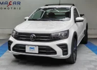 Camioneta pick-up Volkswagen Saveiro 1.6 Robust de transmisión manual año 2025 seminueva en color blanco, vista exterior frontal en ángulo de tres cuartos izquierda exhibida en Namacar Automotriz.