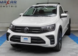 Camioneta pick-up Volkswagen Saveiro 1.6 Robust de transmisión manual año 2025 seminueva en color blanco, vista exterior frontal en ángulo de tres cuartos izquierda exhibida en Namacar Automotriz.