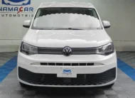 Van de carga Volkswagen Caddy 2.0 Maxi TDI MT 2022 seminueva en color blanco, vista exterior frontal directa y completa en el piso de exhibición de Namacar Automotriz.