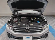 Vista frontal superior en picada del compartimiento del motor 1.4L Turbo TSI de una SUV Volkswagen Tiguan R-Line 2022 seminueva con el cofre abierto en las instalaciones de Namacar Automotriz.