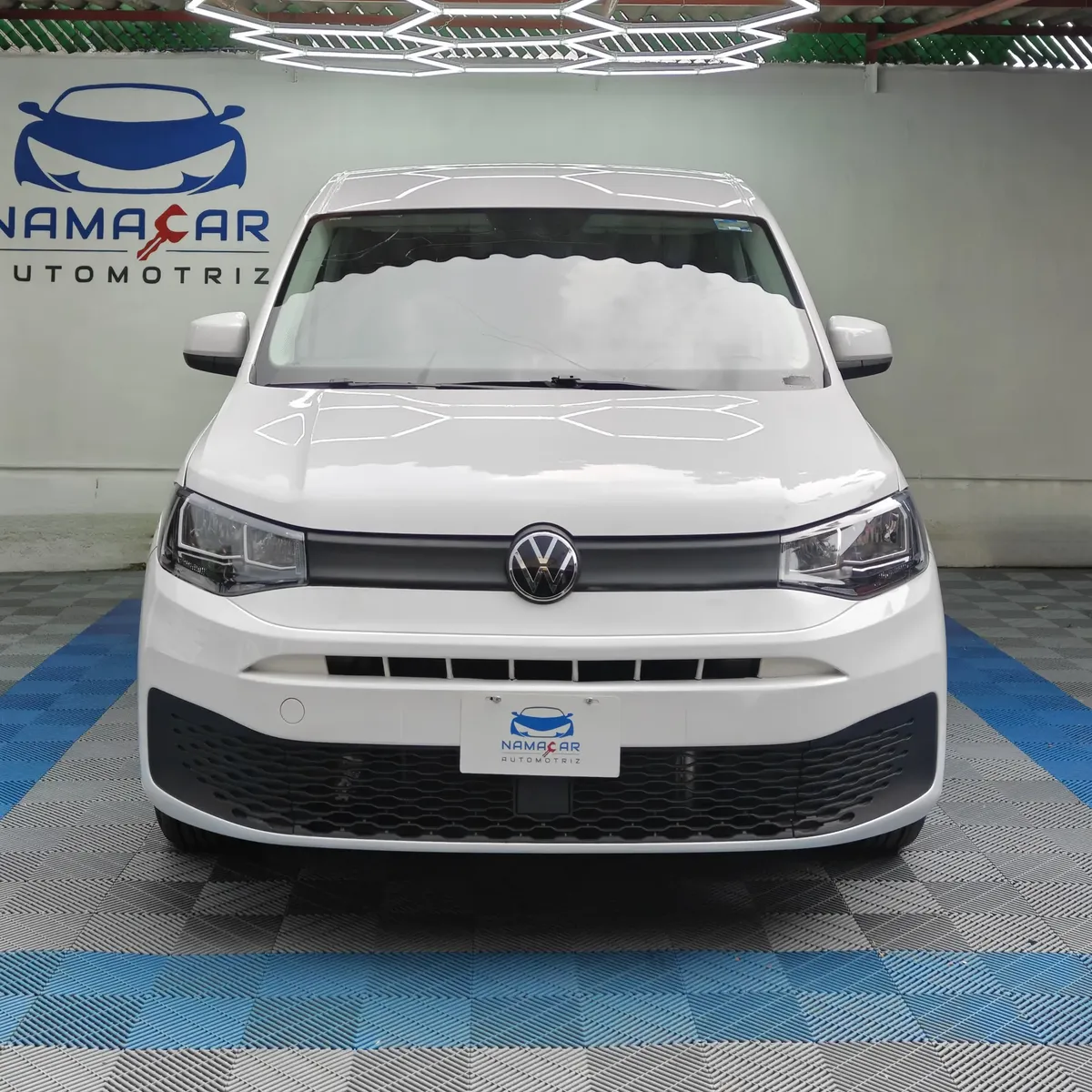 Van de carga Volkswagen Caddy 2.0 Maxi TDI MT 2022 seminueva en color blanco, vista exterior frontal directa y completa en el piso de exhibición de Namacar Automotriz.