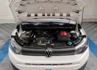 Vista frontal superior en picada del motor 2.0 litros diésel de una van Volkswagen Caddy Maxi TDI 2022 seminueva con el cofre abierto en Namacar Automotriz.