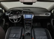Vista interior frontal del tablero completo de una SUV Volkswagen Tiguan 1.4 R-Line 2022 seminueva, tomada desde una posición central trasera elevada entre ambos asientos bajo la apertura del quemacocos panorámico.