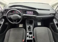 Vista interior cenital desde arriba que muestra la cabina con tablero, volante, asientos de tela y palanca de transmisión manual de una camioneta pick-up Volkswagen Saveiro 1.6 Robust 2025 seminueva en color blanco.
