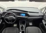 Vista interior frontal del tablero completo de una van Volkswagen Caddy 2.0 Maxi TDI MT 2022 seminueva, tomada desde una posición central trasera entre ambos asientos.
