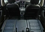 Vista interior en perspectiva cenital desde la cajuela que muestra la segunda fila de asientos en piel y el tablero delantero completo de una SUV Volkswagen Tiguan 1.4 R-Line 2022 seminueva en Namacar Automotriz.