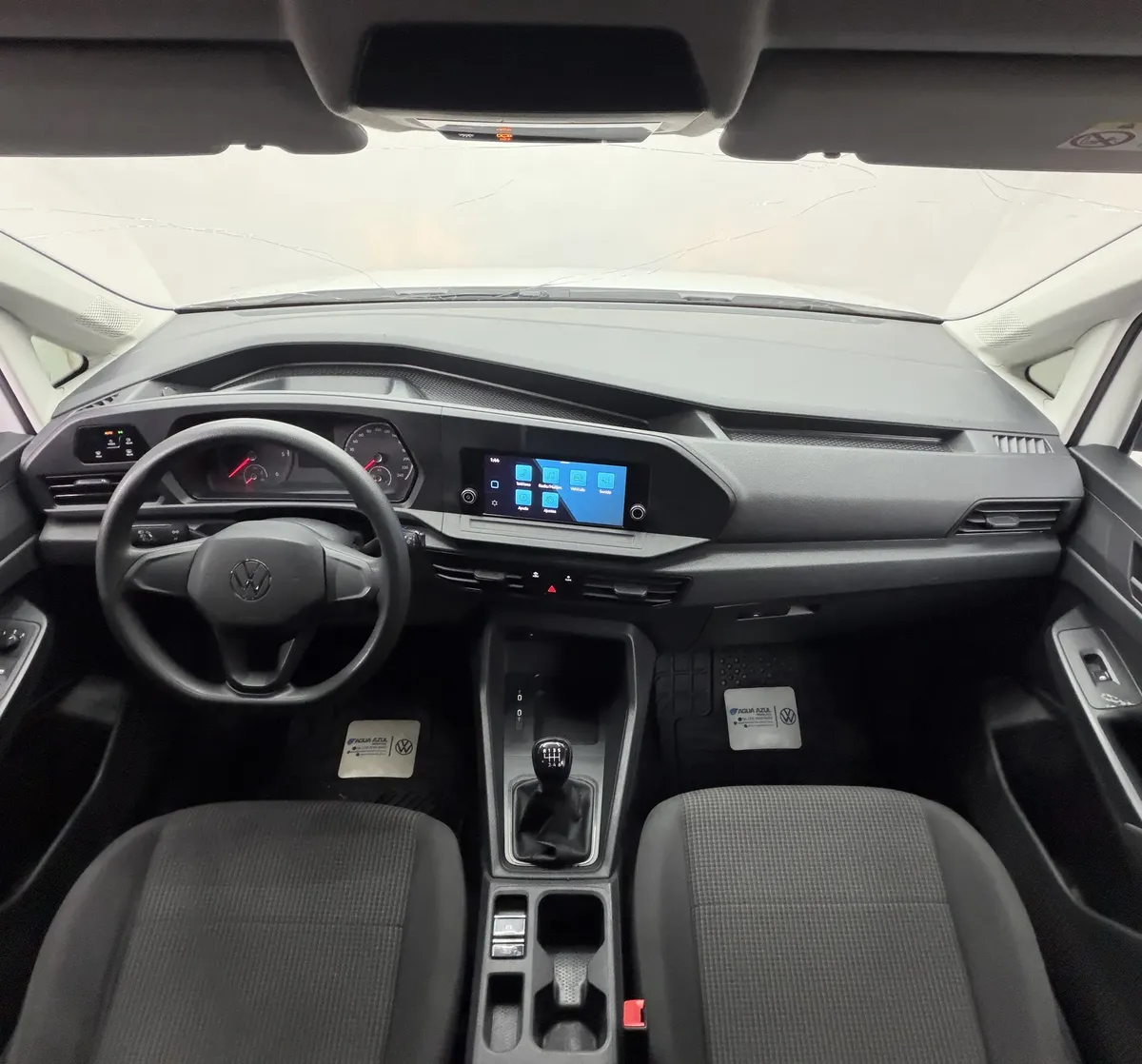 Vista interior frontal del tablero completo de una van Volkswagen Caddy 2.0 Maxi TDI MT 2022 seminueva, tomada desde una posición central trasera entre ambos asientos.