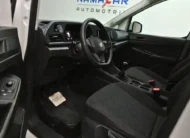 Vista interior desde la puerta del conductor abierta que muestra los asientos delanteros y el tablero de una van de carga Volkswagen Caddy 2.0 Maxi TDI MT 2022 seminueva en ángulo oblicuo izquierdo.
