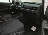 Vista interior desde la puerta del pasajero abierta que muestra la cabina delantera, el asiento del acompañante y el tablero de una van de carga Volkswagen Caddy 2.0 Maxi TDI MT 2022 seminueva en ángulo oblicuo derecho.