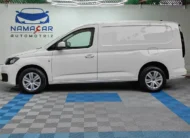 }Van de carga Volkswagen Caddy 2.0 Maxi TDI MT 2022 seminueva en color blanco, vista exterior de perfil lateral izquierdo completo en Namacar Automotriz.