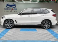 SUV de lujo BMW X5 2021 seminueva en color blanco, vista exterior de perfil lateral izquierdo completo en las instalaciones de Namacar Automotriz.