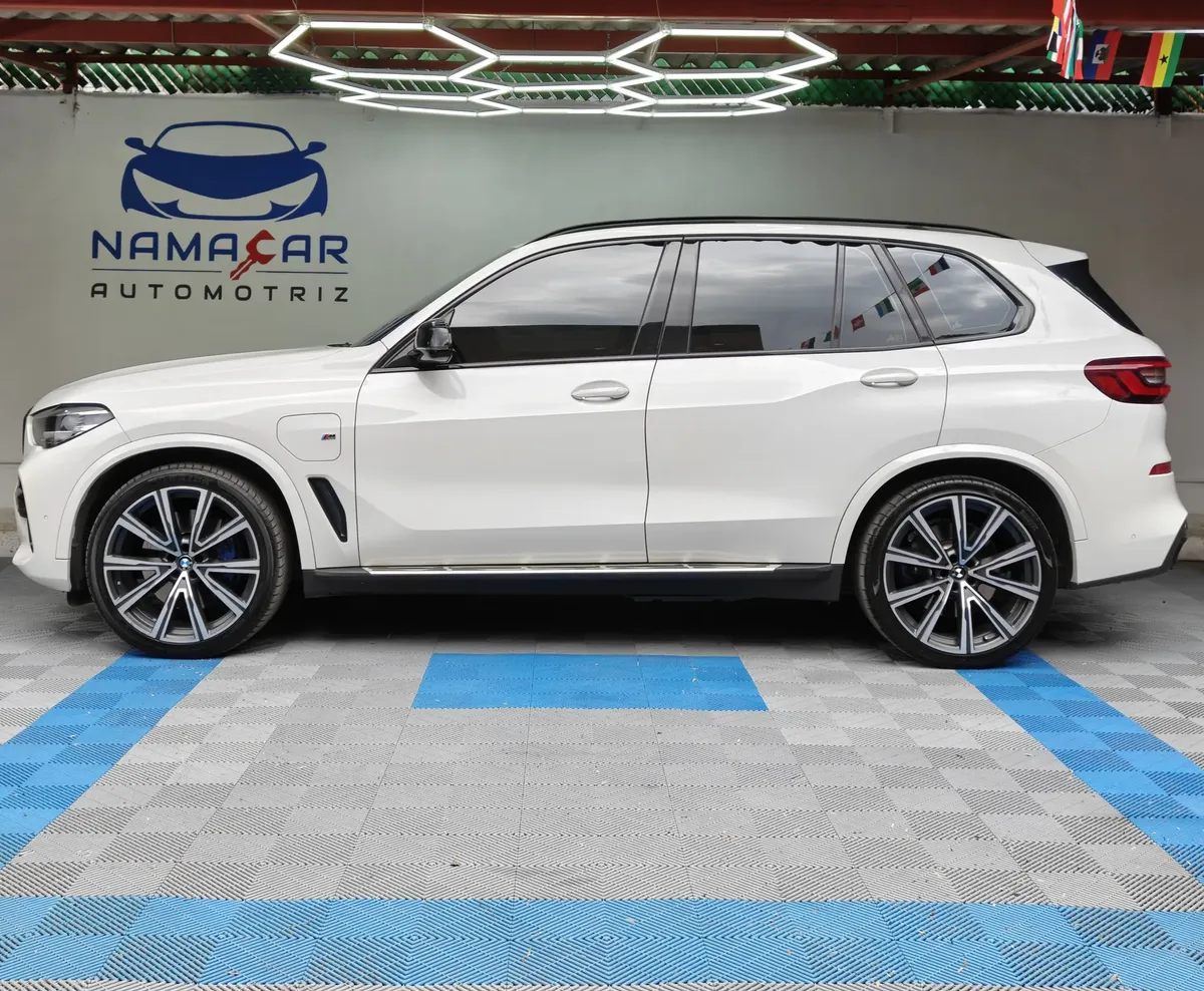 SUV de lujo BMW X5 2021 seminueva en color blanco, vista exterior de perfil lateral izquierdo completo en las instalaciones de Namacar Automotriz.