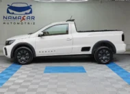 Camioneta pick-up compacta Volkswagen Saveiro 1.6 Robust MT año 2025 seminueva en color blanco, vista exterior de perfil lateral izquierdo completo en las instalaciones de Namacar Automotriz.