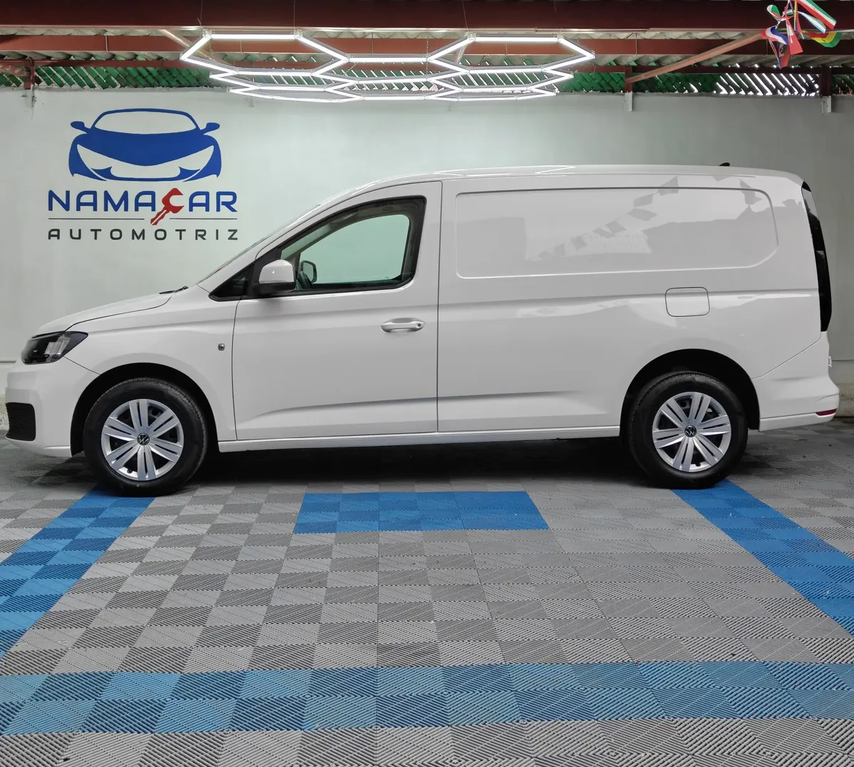 }Van de carga Volkswagen Caddy 2.0 Maxi TDI MT 2022 seminueva en color blanco, vista exterior de perfil lateral izquierdo completo en Namacar Automotriz.