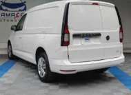 Van de carga Volkswagen Caddy 2.0 Maxi TDI MT 2022 seminueva en color blanco, vista exterior trasera en ángulo de tres cuartos izquierda en Namacar Automotriz.