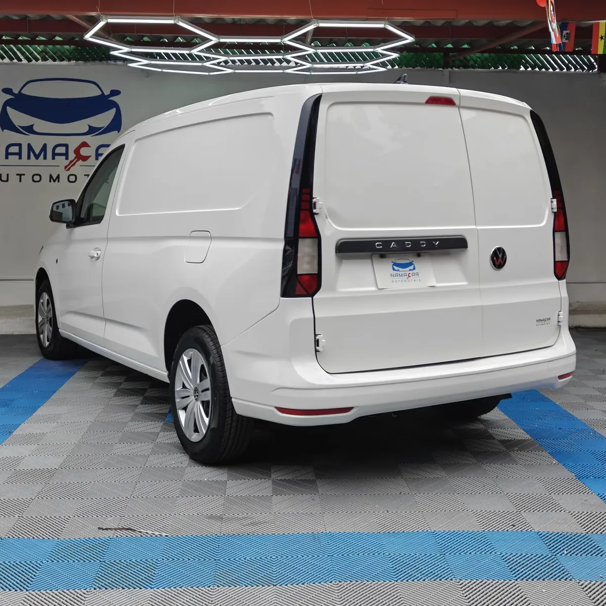 Van de carga Volkswagen Caddy 2.0 Maxi TDI MT 2022 seminueva en color blanco, vista exterior trasera en ángulo de tres cuartos izquierda en Namacar Automotriz.