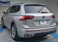 SUV deportiva Volkswagen Tiguan 1.4 R-Line 2022 seminueva en color plata, vista exterior trasera en ángulo de tres cuartos izquierda en Namacar Automotriz.
