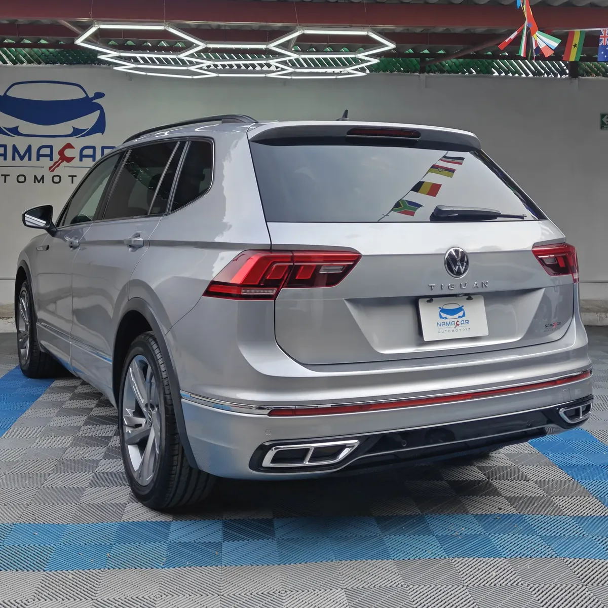 SUV deportiva Volkswagen Tiguan 1.4 R-Line 2022 seminueva en color plata, vista exterior trasera en ángulo de tres cuartos izquierda en Namacar Automotriz.