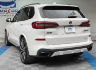 SUV de lujo BMW X5 2021 seminueva en color blanco, vista exterior trasera en ángulo de tres cuartos izquierda en las instalaciones de Namacar Automotriz.