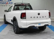 Camioneta pick-up Volkswagen Saveiro 1.6 Robust MT año 2025 seminueva en color blanco, vista exterior trasera en ángulo de tres cuartos izquierda exhibida en Namacar Automotriz.
