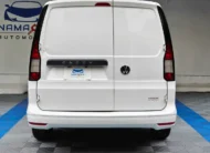 Van de carga Volkswagen Caddy 2.0 Maxi TDI MT 2022 seminueva en color blanco, vista exterior trasera directa y completa en Namacar Automotriz.